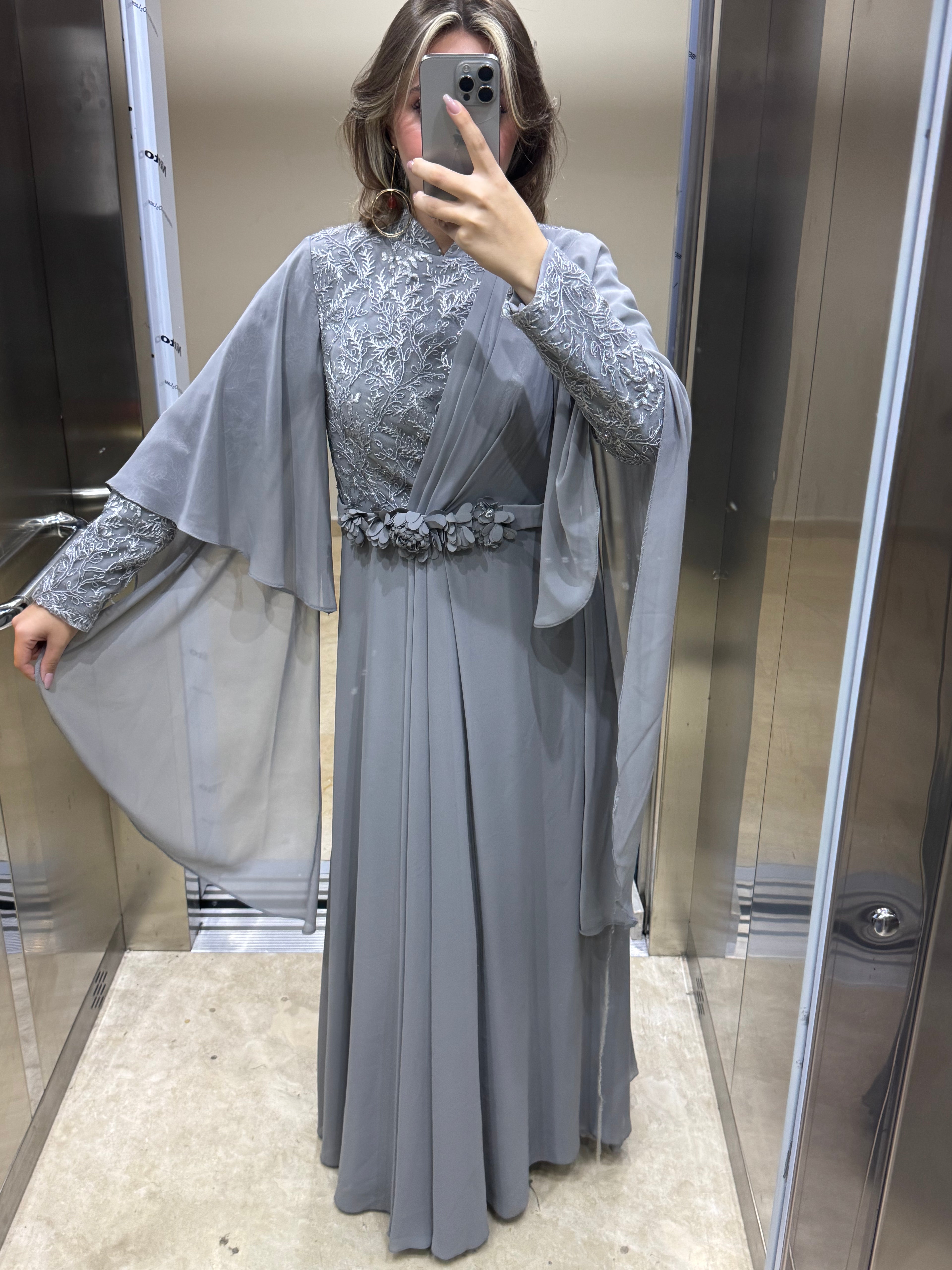 Pelerinli Krep Kumaş Çiçek Kemerli Tesettür Abiye