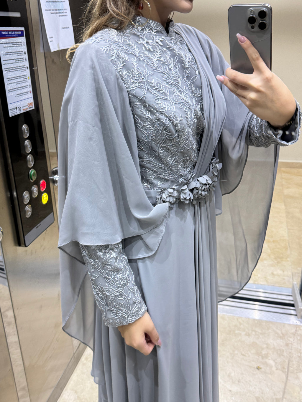 Pelerinli Krep Kumaş Çiçek Kemerli Tesettür Abiye