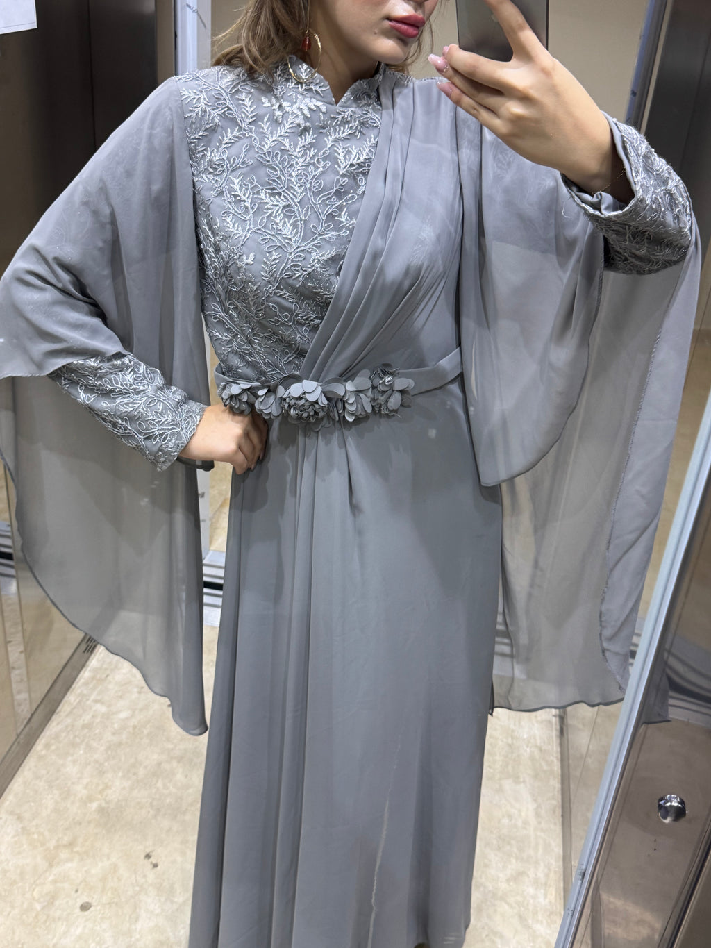 Pelerinli Krep Kumaş Çiçek Kemerli Tesettür Abiye