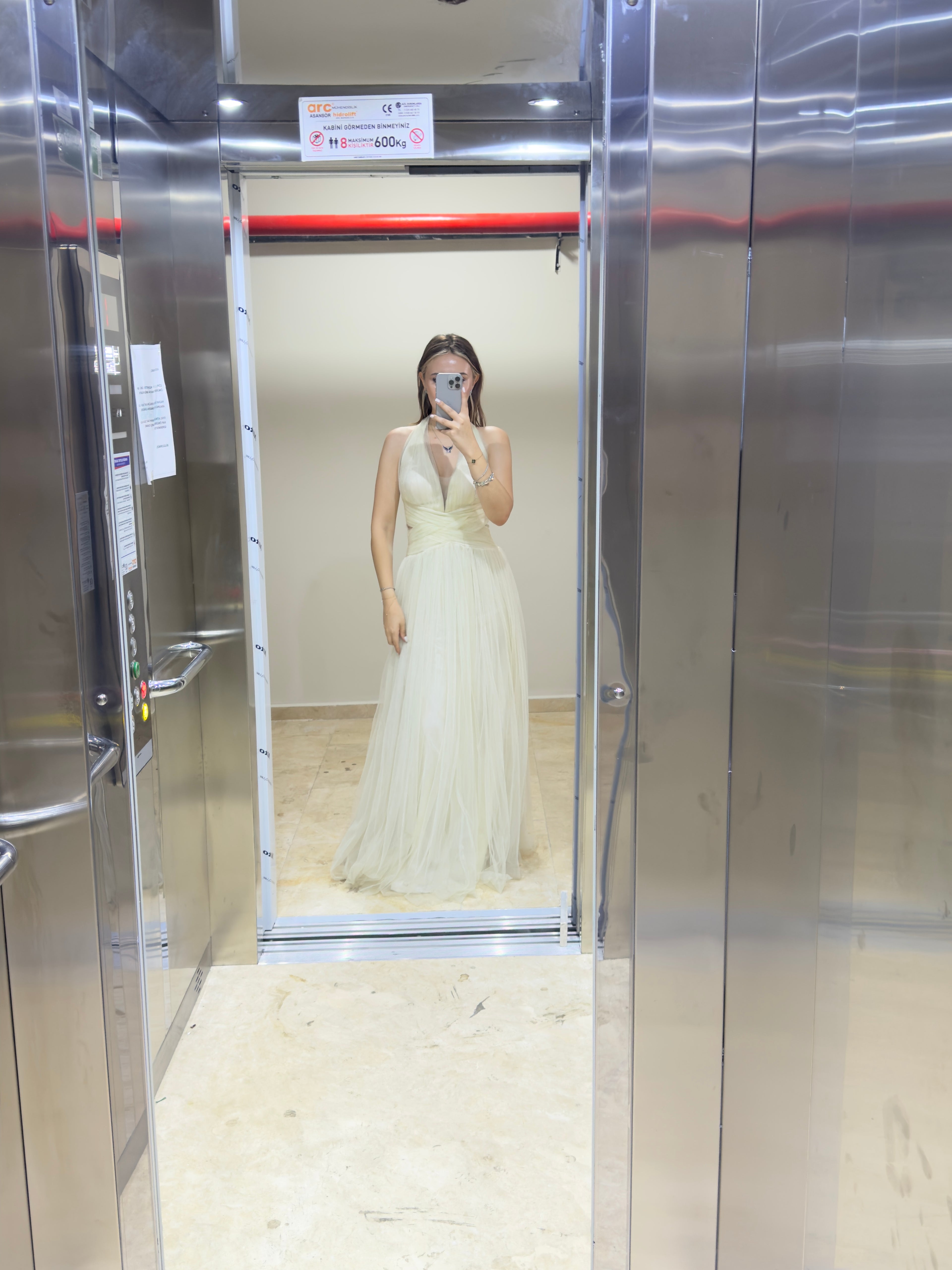 Boyundan Bağlamalı Sırt Dekolteli Kırık Beyaz Gelinlik Nişanlık Abiye