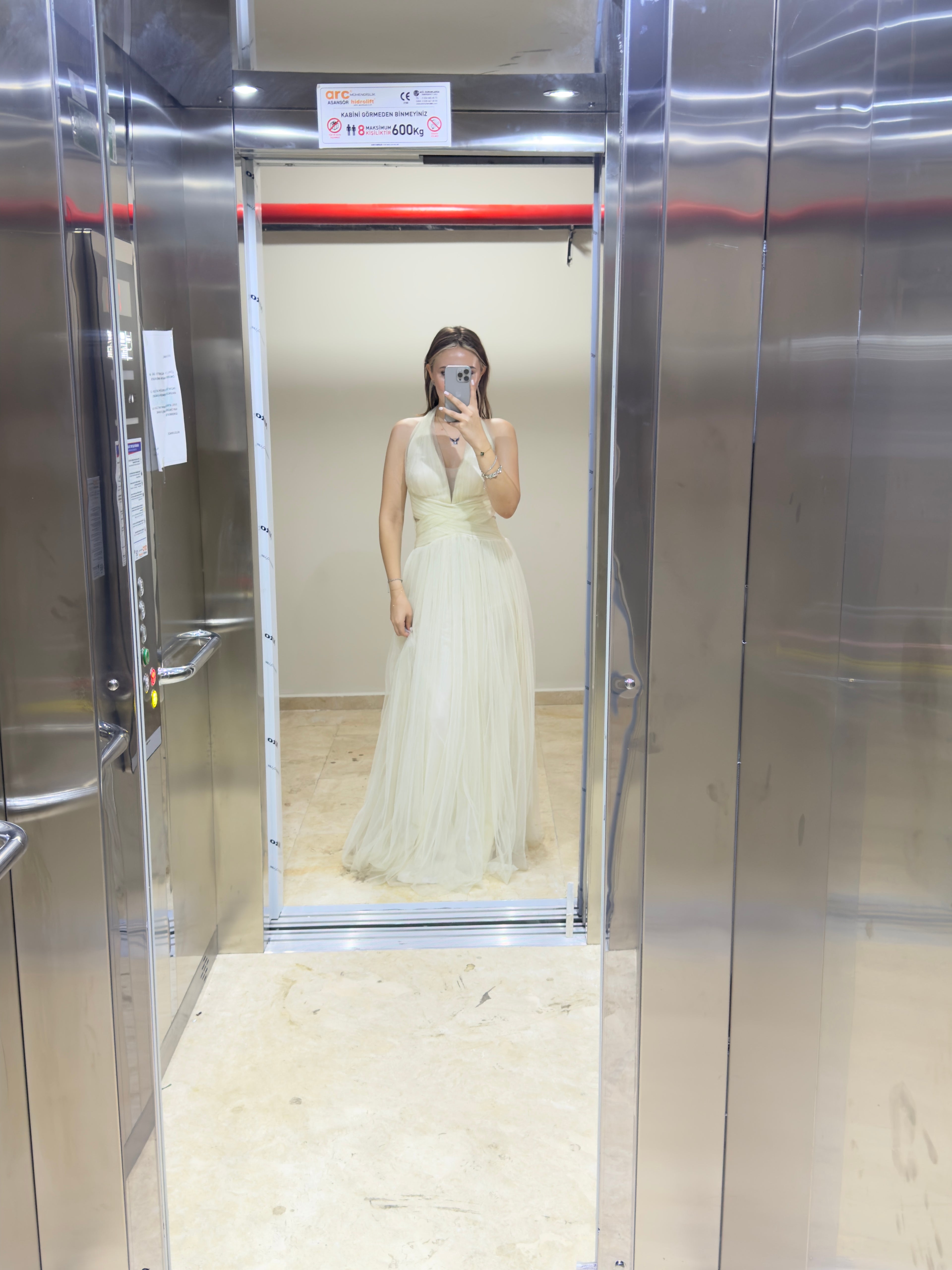 Boyundan Bağlamalı Sırt Dekolteli Kırık Beyaz Gelinlik Nişanlık Abiye