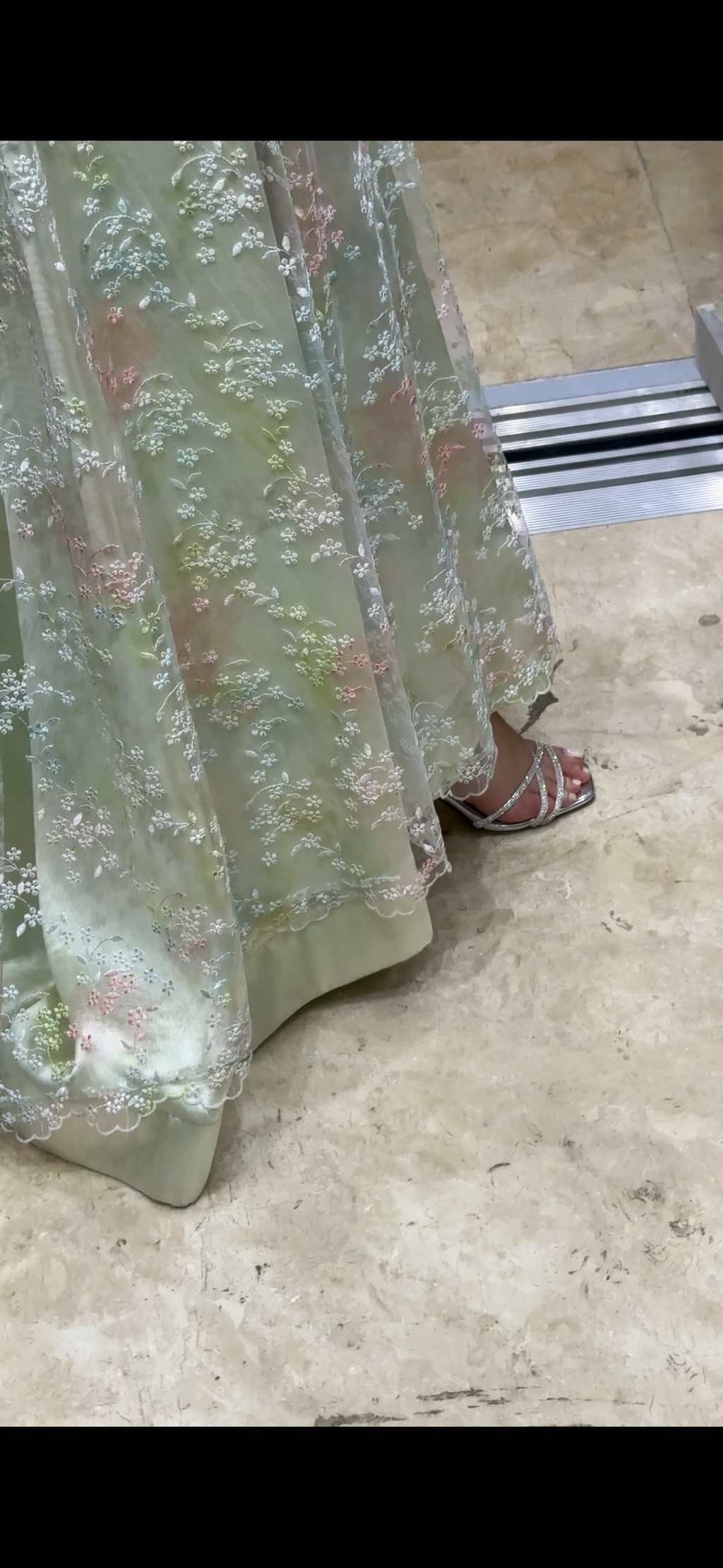 Prenses Model Çiçek İşlemeli Tesettür Abiye