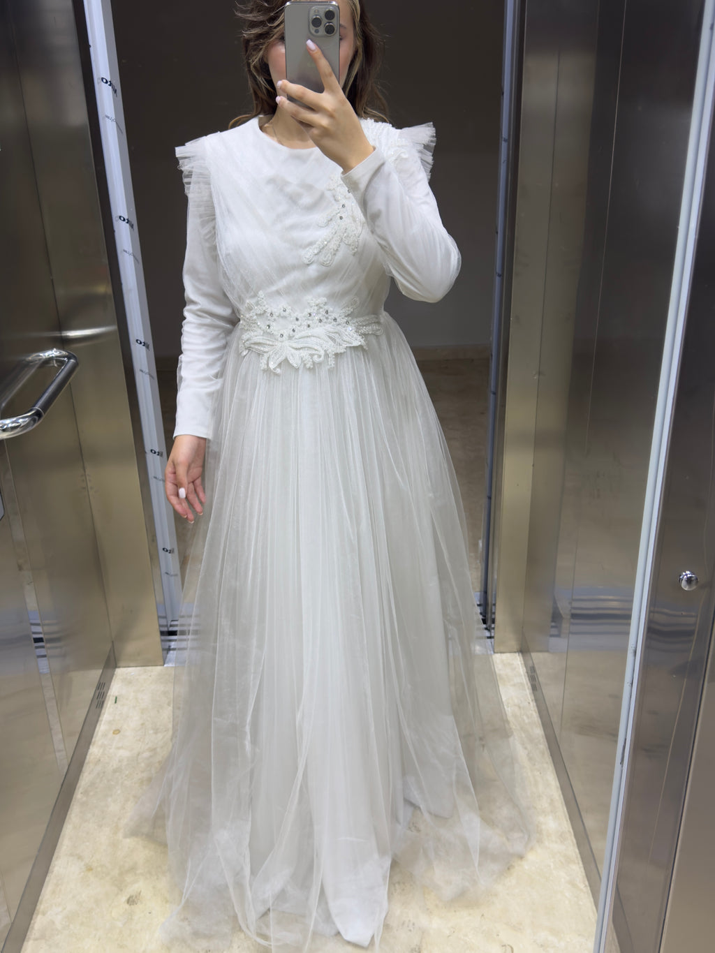 Belden ve Omuzdan İşlemeli Dantelli Kabarık Tesettür Gelinlik