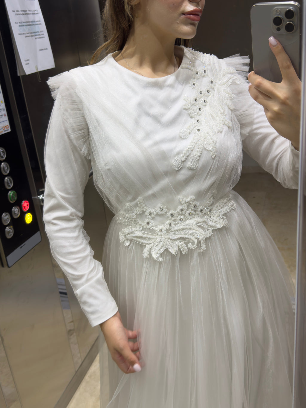 Belden ve Omuzdan İşlemeli Dantelli Kabarık Tesettür Gelinlik