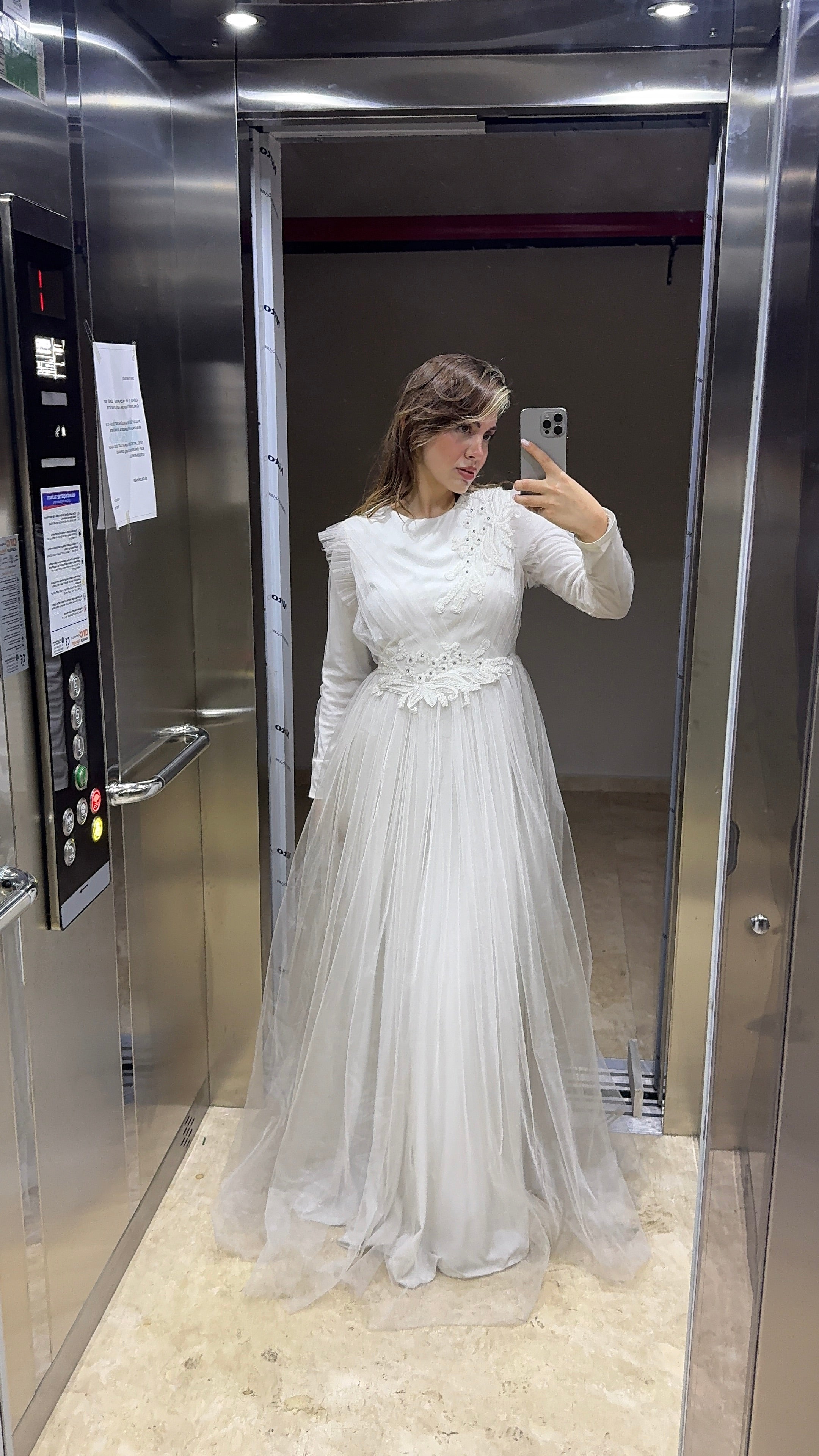 Belden ve Omuzdan İşlemeli Dantelli Kabarık Tesettür Gelinlik