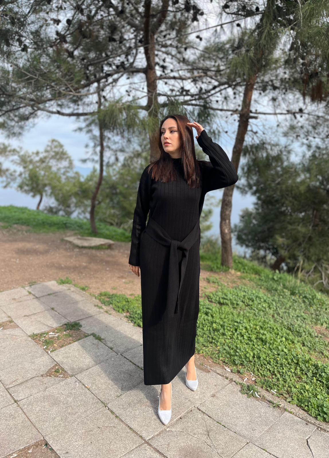 KUŞAKLI BAĞLAMALI YARI BOĞAZLI ESNEK MERSERİZE TRİKO KUMAŞ ELBİSE