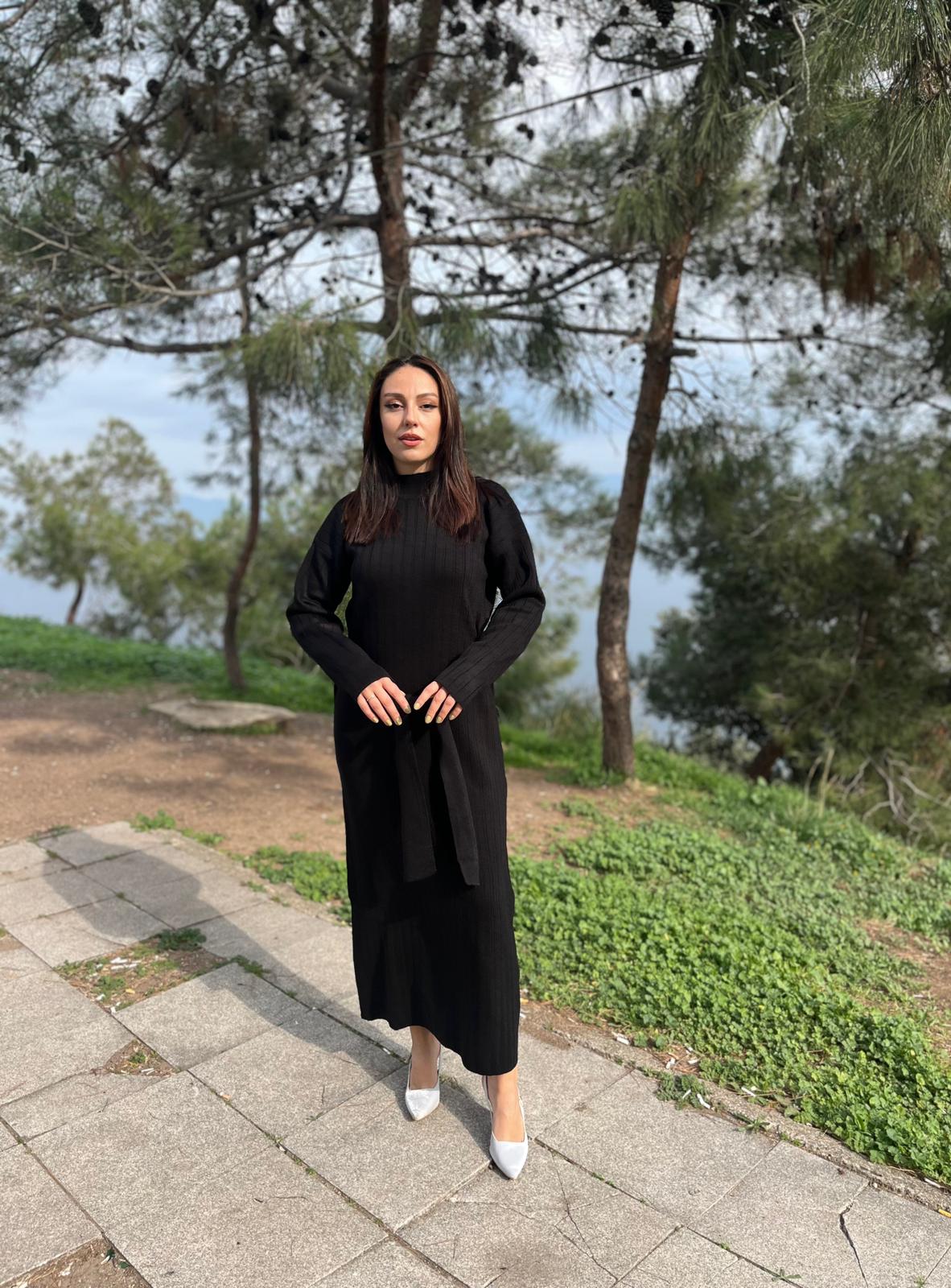 KUŞAKLI BAĞLAMALI YARI BOĞAZLI ESNEK MERSERİZE TRİKO KUMAŞ ELBİSE