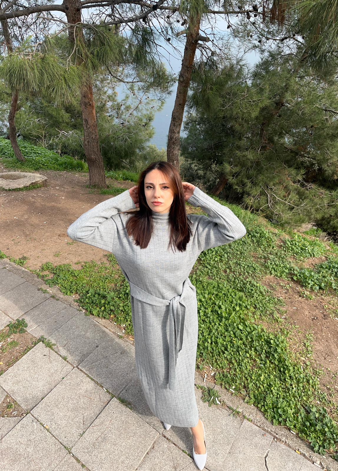 KUŞAKLI BAĞLAMALI YARI BOĞAZLI ESNEK MERSERİZE TRİKO KUMAŞ ELBİSE