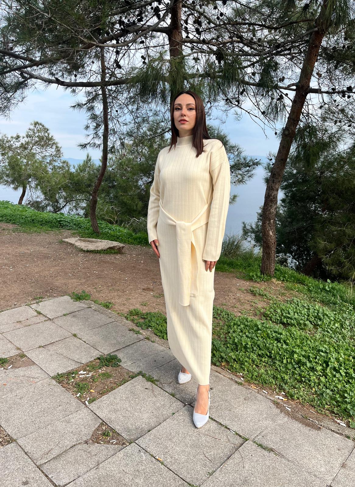 KUŞAKLI BAĞLAMALI YARI BOĞAZLI ESNEK MERSERİZE TRİKO KUMAŞ ELBİSE