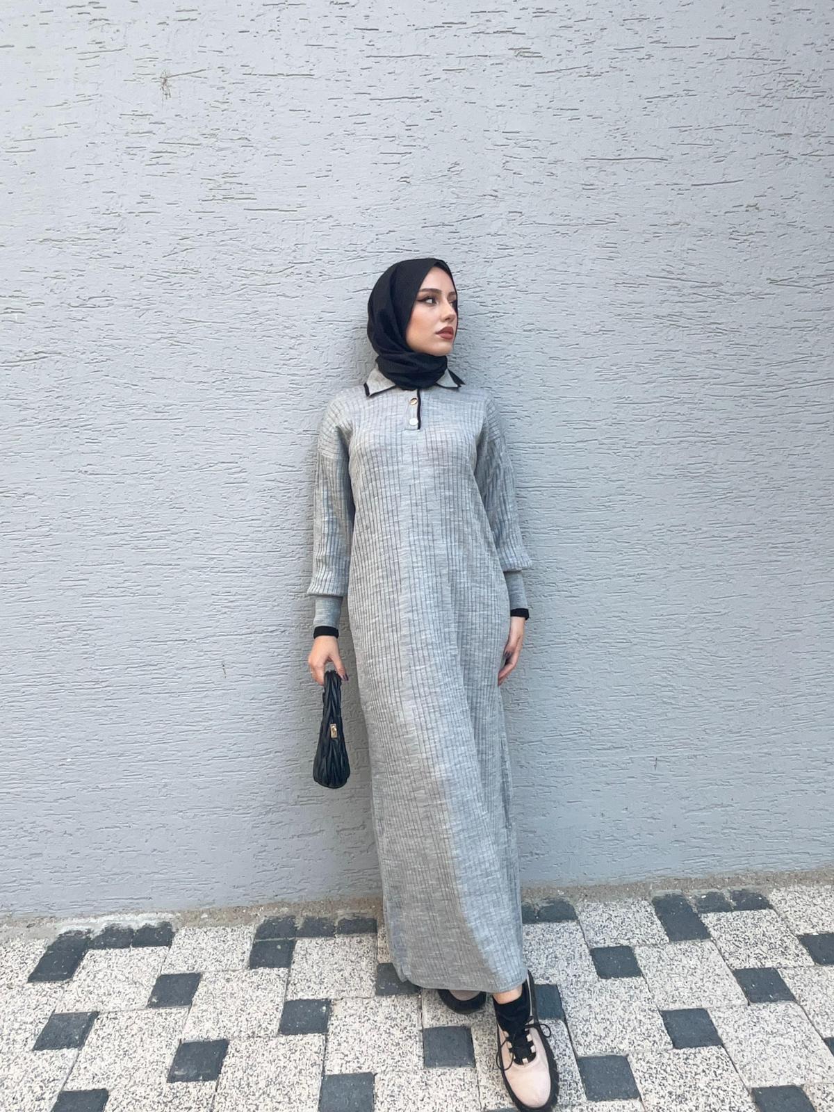 YAKA DÜĞMELİ UZUN TESETTÜR TRİKO ELBİSE