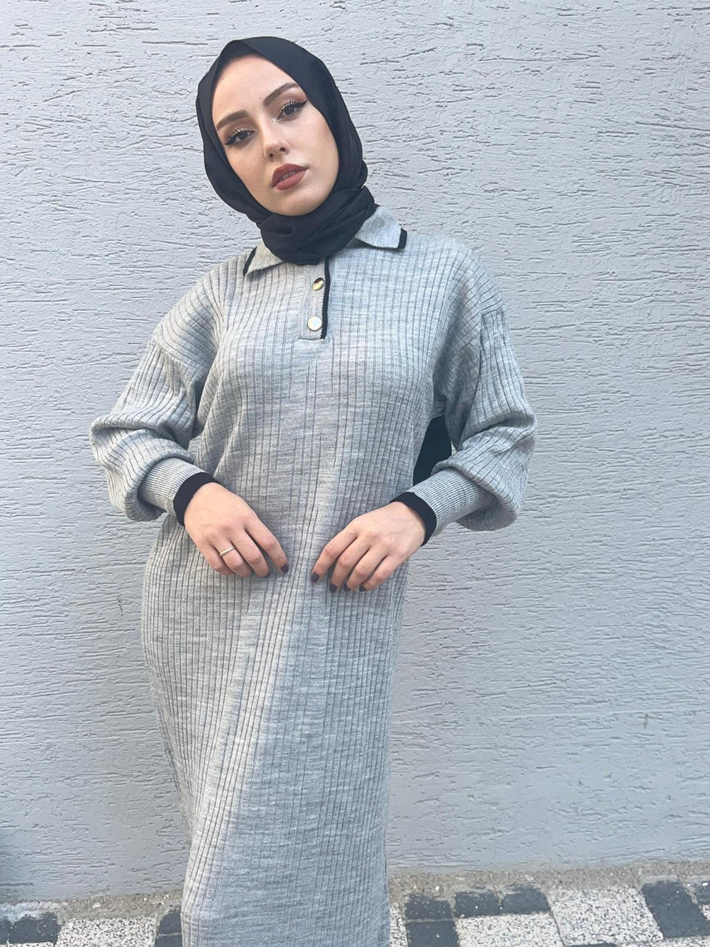 YAKA DÜĞMELİ UZUN TESETTÜR TRİKO ELBİSE