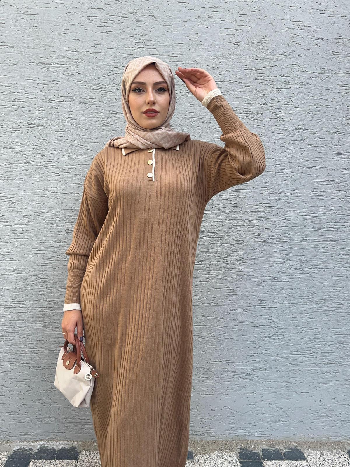 YAKA DÜĞMELİ UZUN TESETTÜR TRİKO ELBİSE