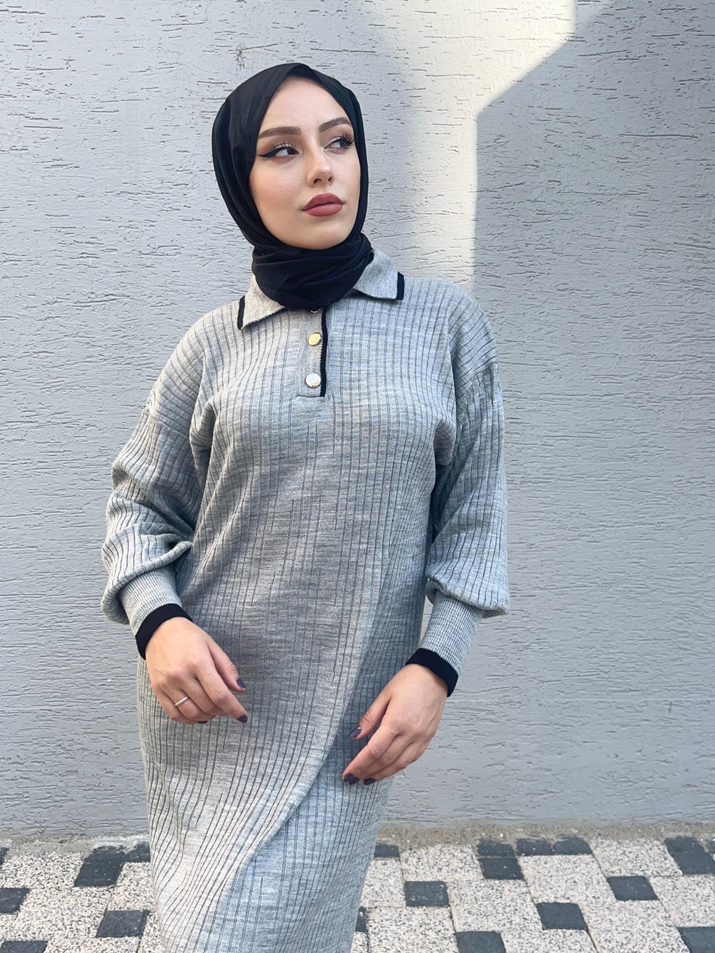 YAKA DÜĞMELİ UZUN TESETTÜR TRİKO ELBİSE