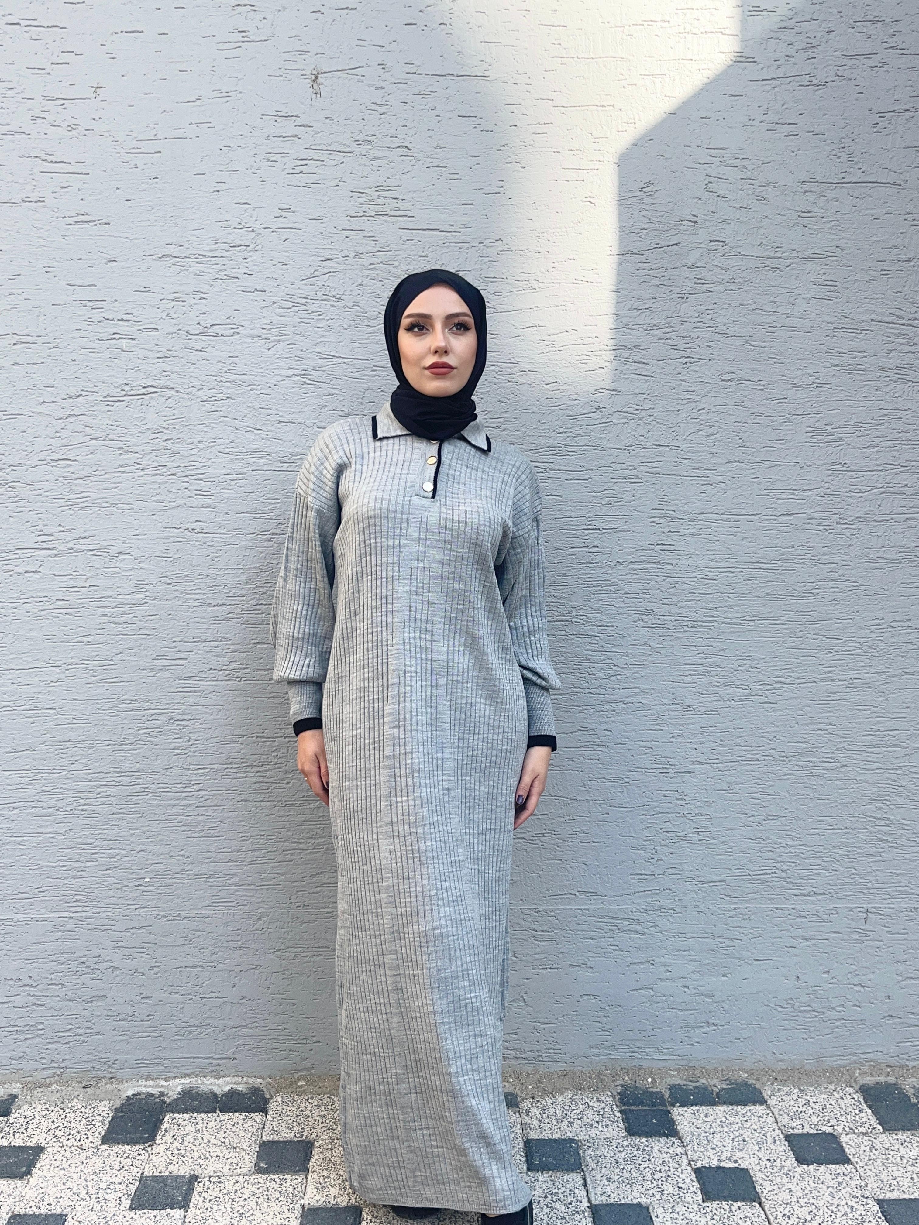 YAKA DÜĞMELİ UZUN TESETTÜR TRİKO ELBİSE