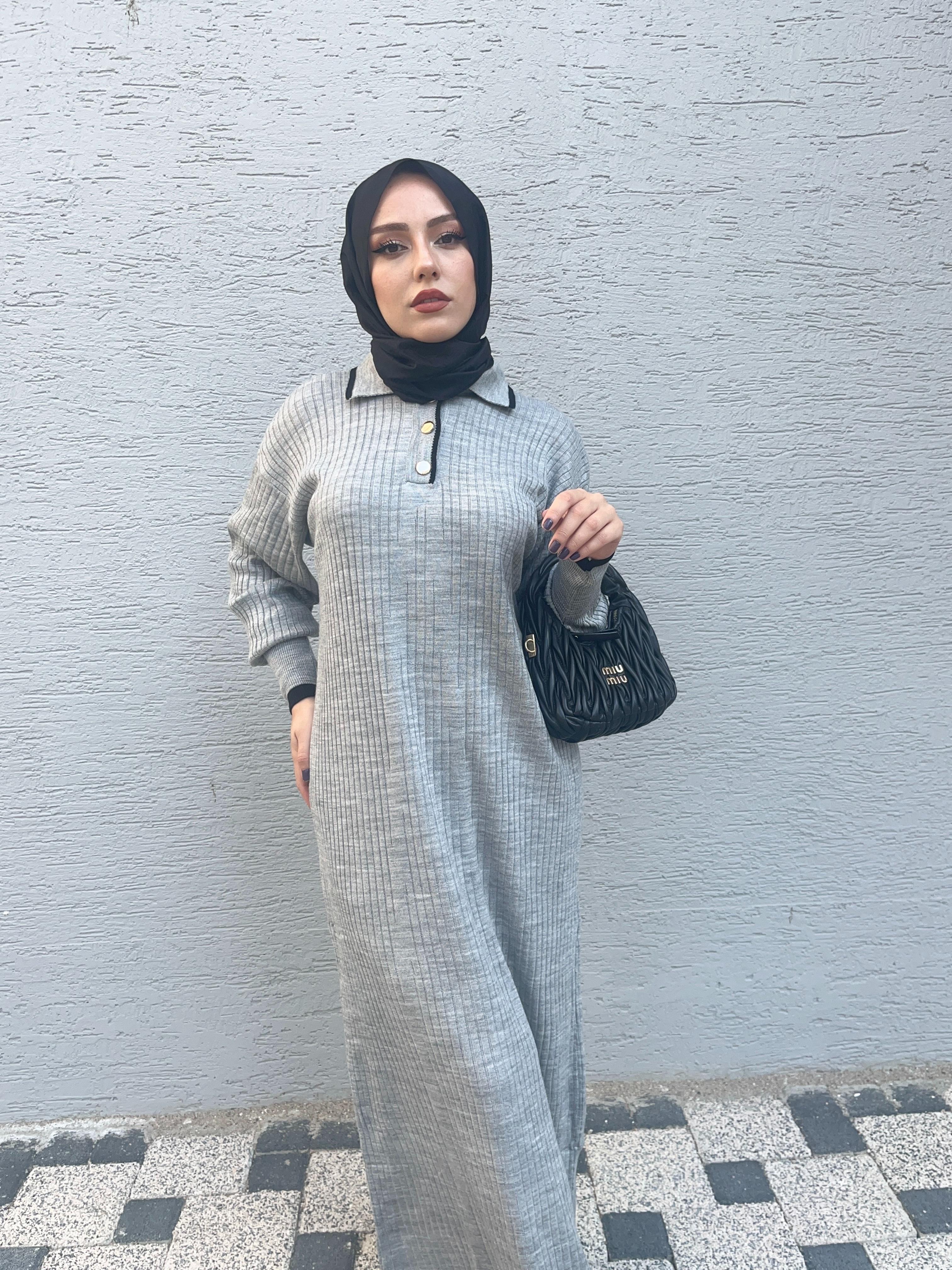 YAKA DÜĞMELİ UZUN TESETTÜR TRİKO ELBİSE