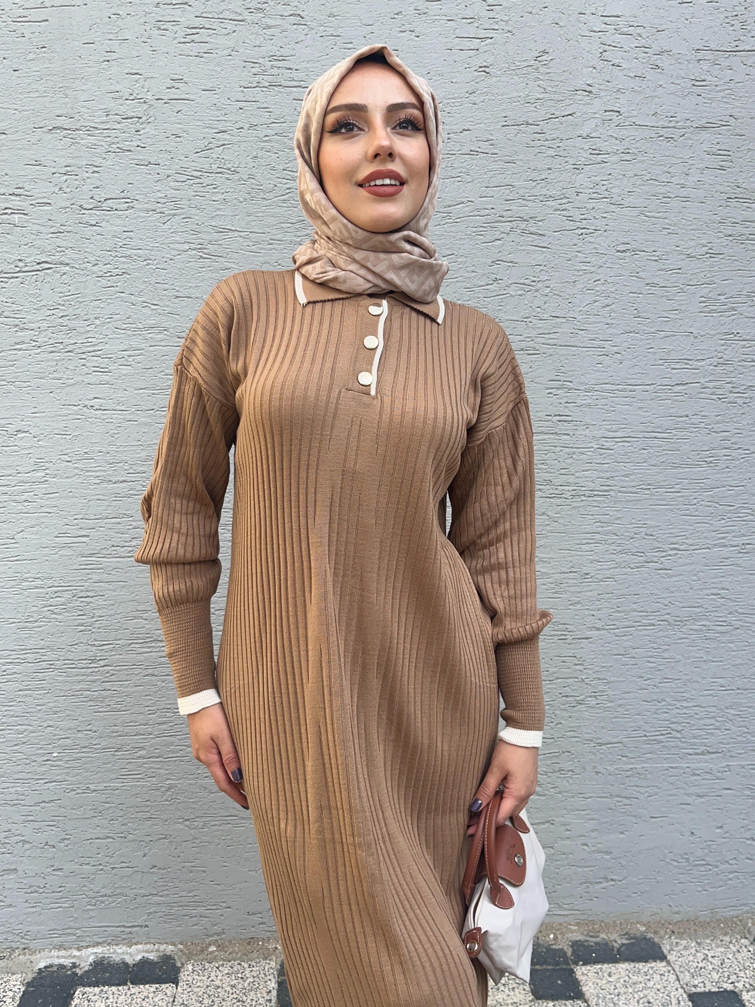 YAKA DÜĞMELİ UZUN TESETTÜR TRİKO ELBİSE