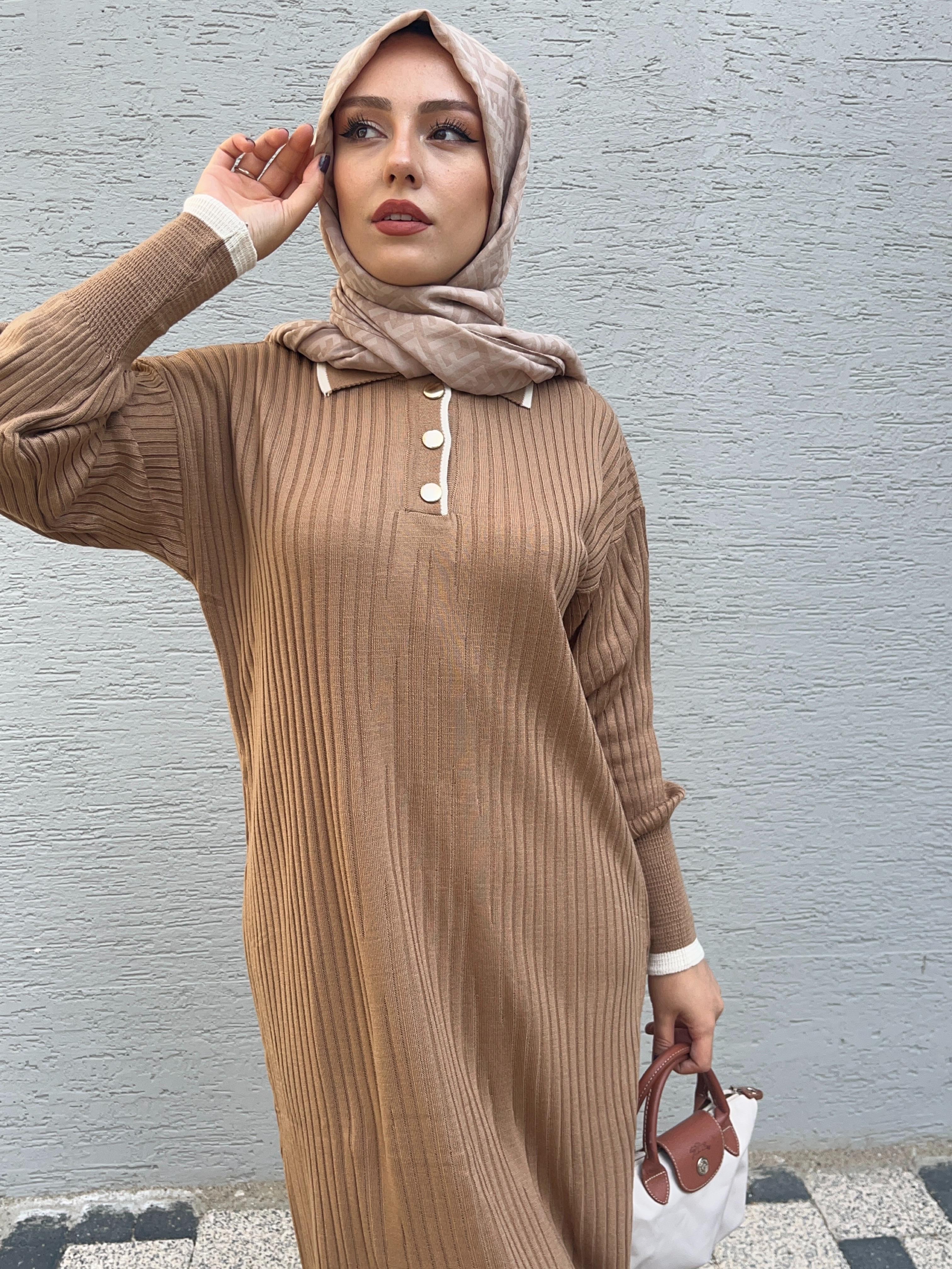 YAKA DÜĞMELİ UZUN TESETTÜR TRİKO ELBİSE