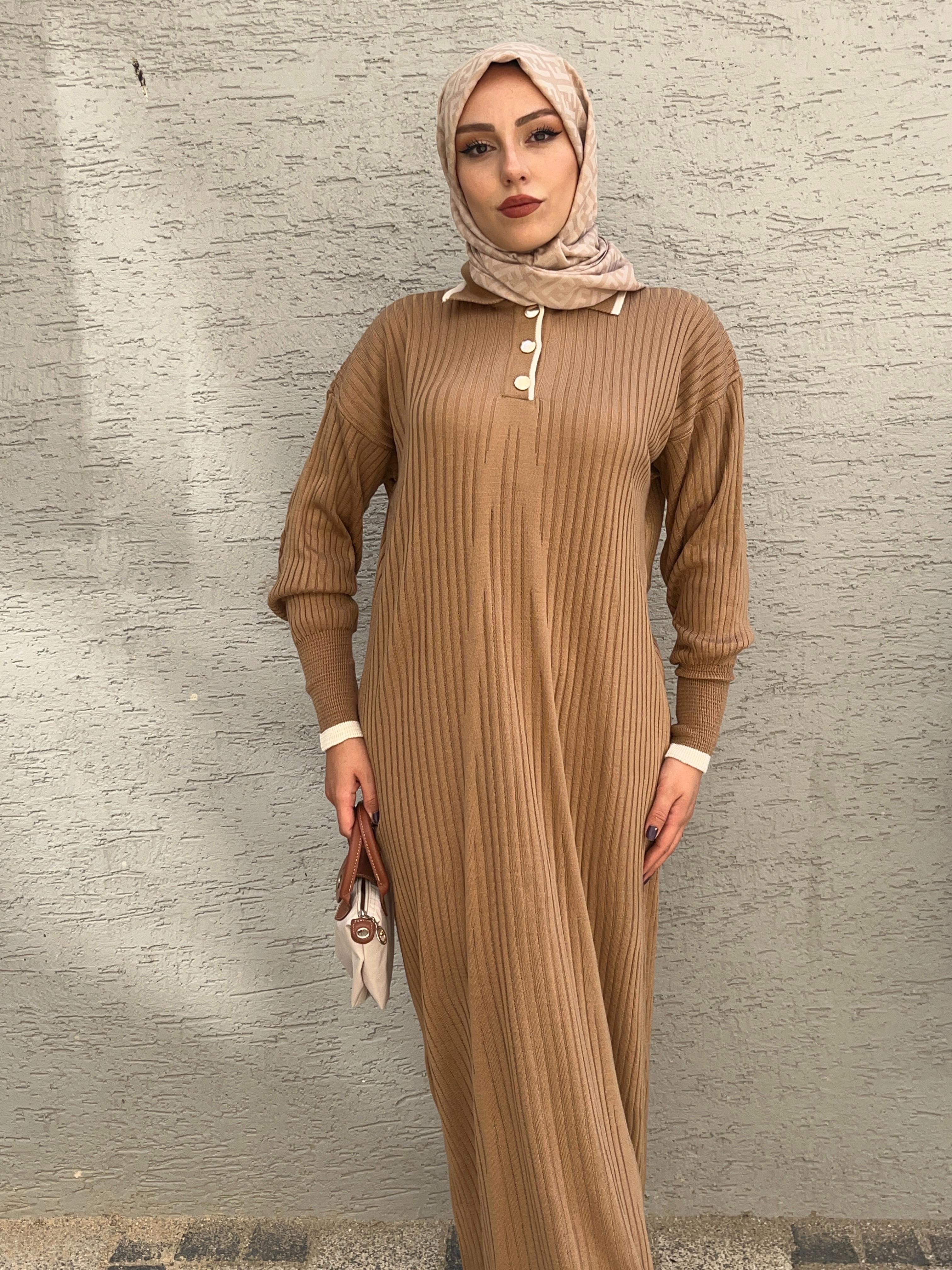 YAKA DÜĞMELİ UZUN TESETTÜR TRİKO ELBİSE