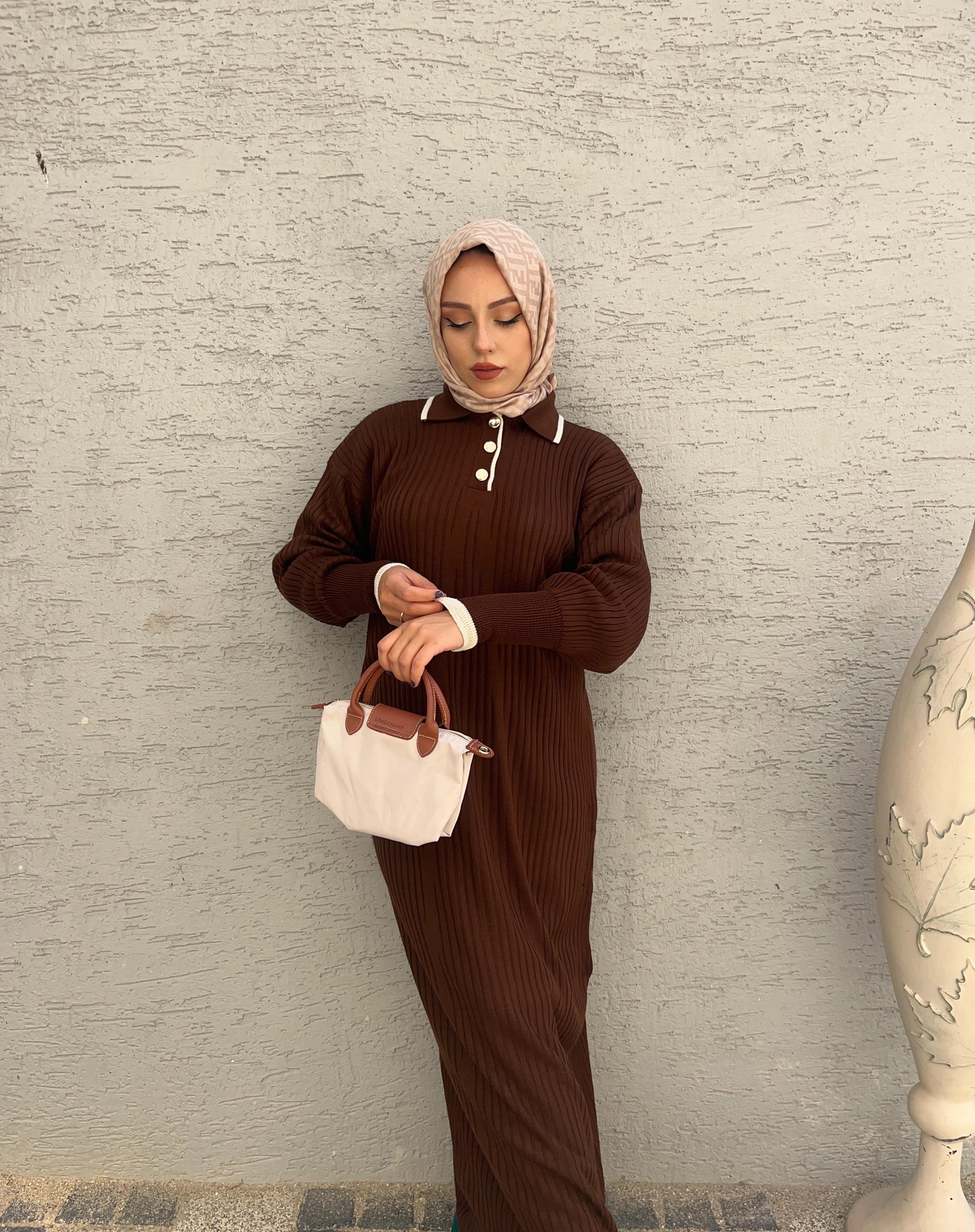 YAKA DÜĞMELİ UZUN TESETTÜR TRİKO ELBİSE