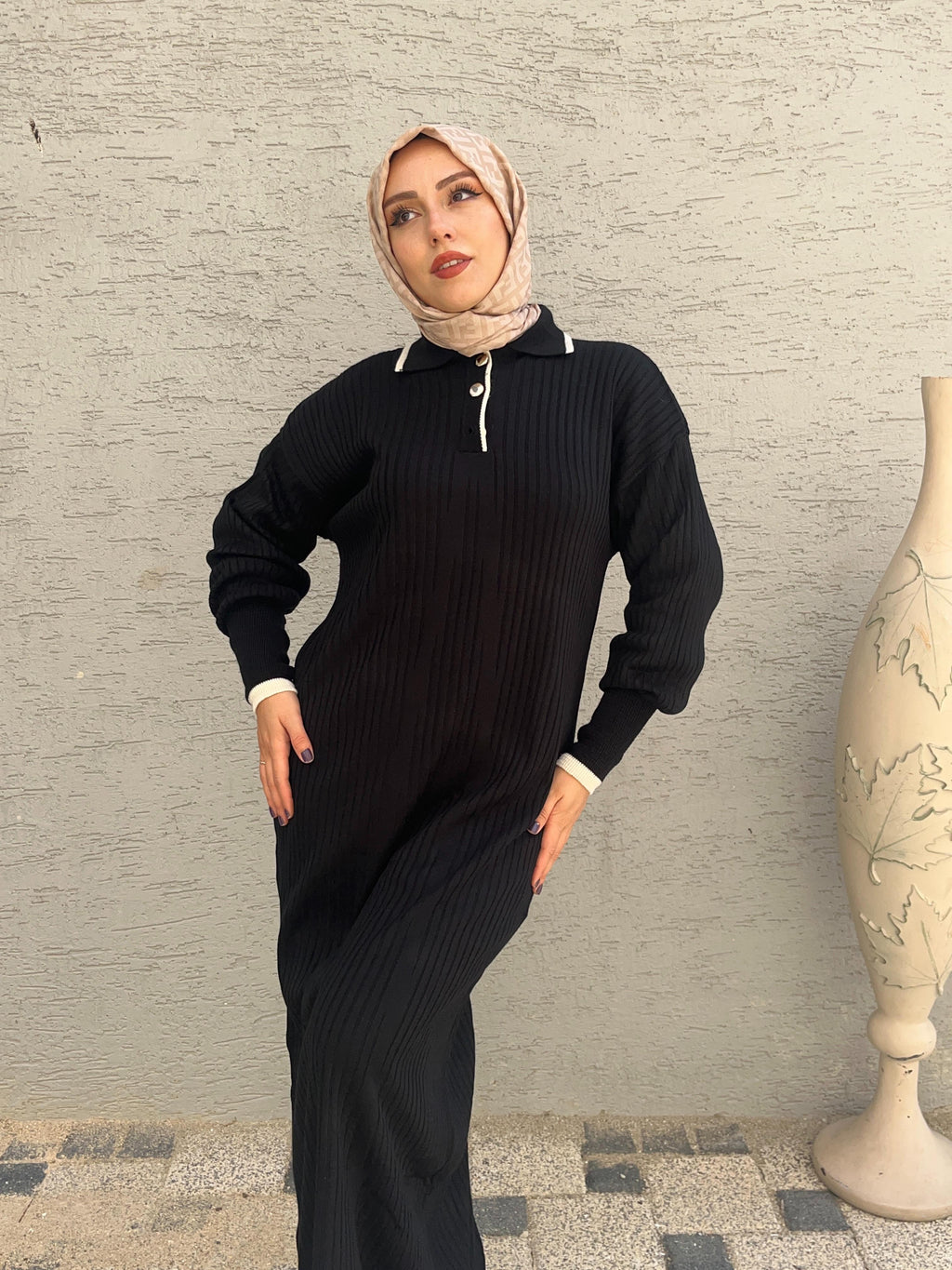 YAKA DÜĞMELİ UZUN TESETTÜR TRİKO ELBİSE